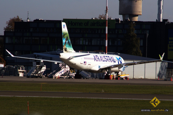 Airbus A220-300