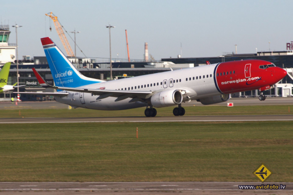Boeing 737-84P