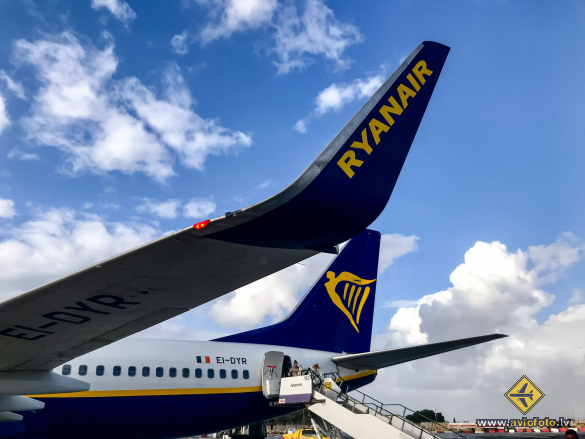 Boeing 737-8AS
