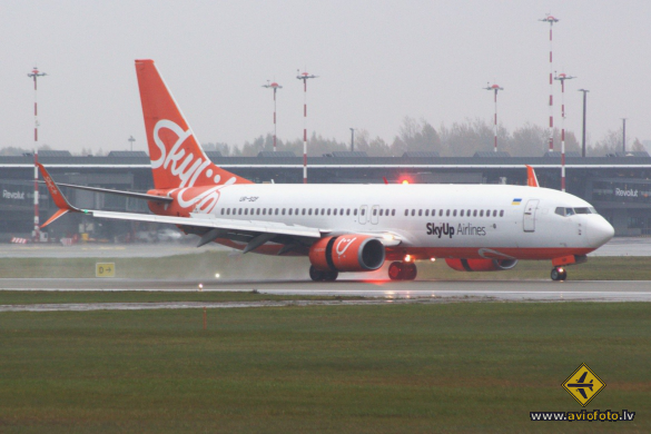 Boeing 737-8H6