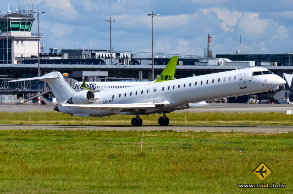 Bombardier CRJ-900ER (CL-600-2D24)