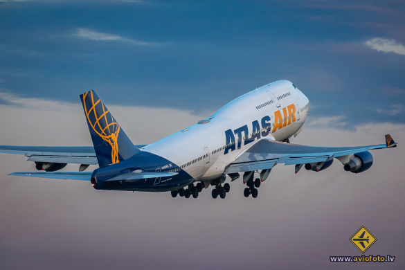 Boeing 747-422