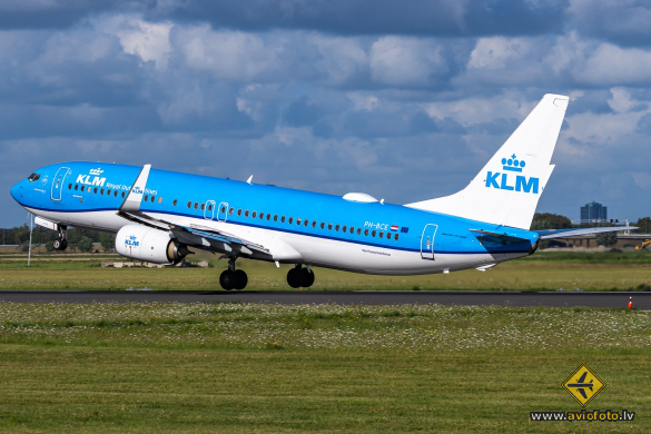 Boeing 737-8K2
