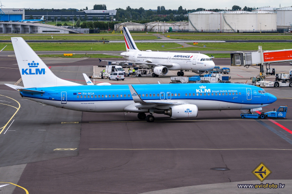 Boeing 737-8K2