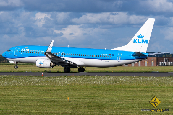 Boeing 737-8K2