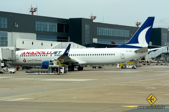Boeing 737-8F2