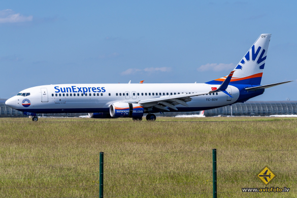 Boeing 737-8HC
