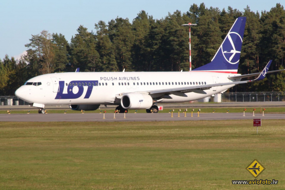 Boeing 737-86N