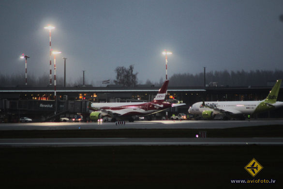 Airbus A220-300