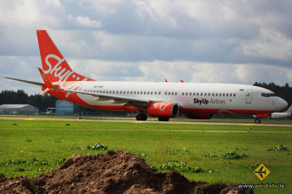 Boeing 737-8H6