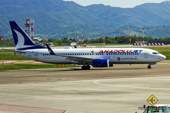 Boeing 737-8JP