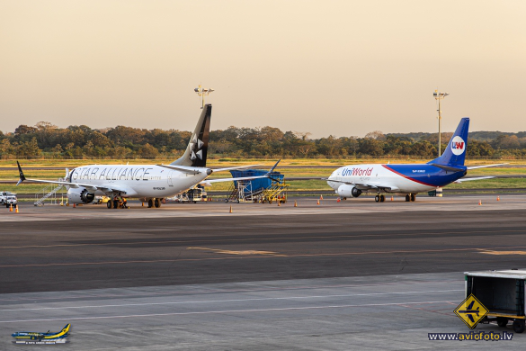 Boeing 737-3Y0(SF)