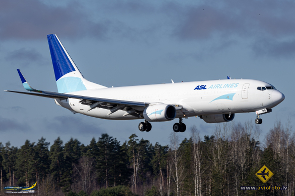 Boeing 737-8AS(BCF)