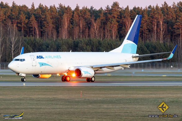 Boeing 737-86N(BCF)