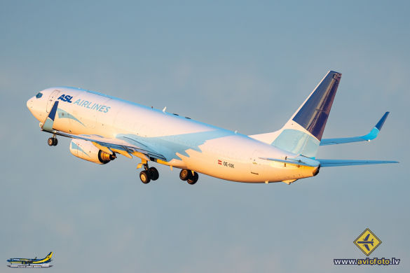 Boeing 737-86N(BCF)