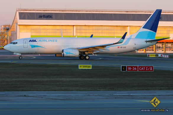 Boeing 737-883(BCF)