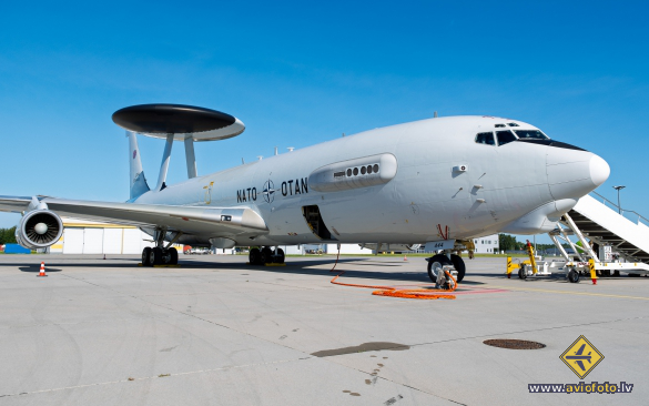 Boeing E-3A Sentry (707-300)