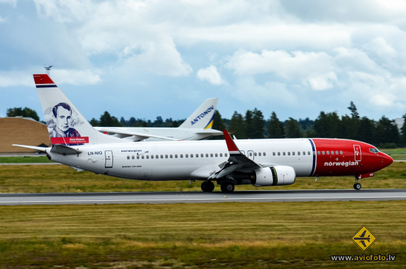 Boeing 737-86N