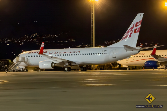Boeing 737-86J