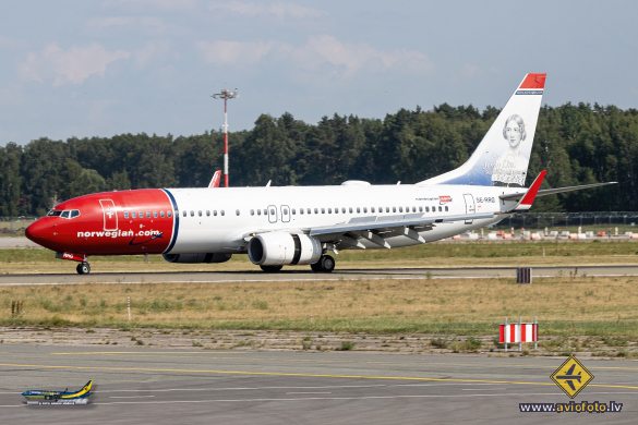 Boeing 737-8JP