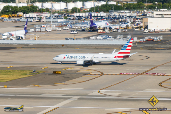 Boeing 737-823