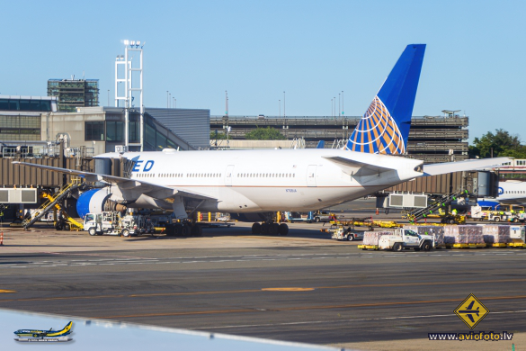 Boeing 777-222