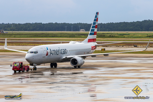 Boeing 737-823