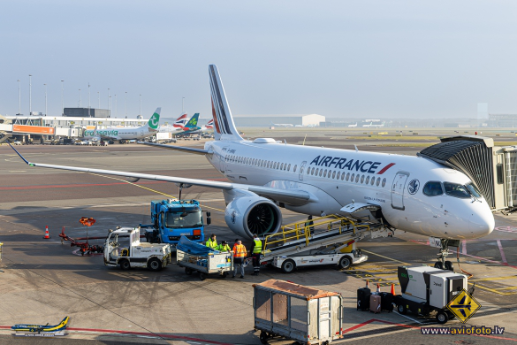 Airbus A220-300