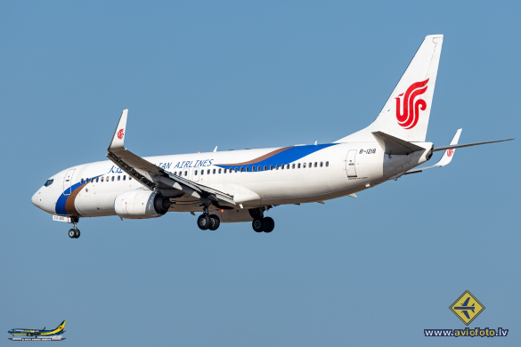 Boeing 737-89L
