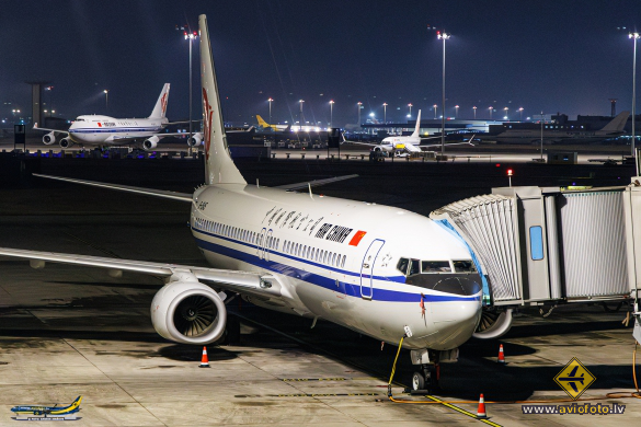 Boeing 737-89L