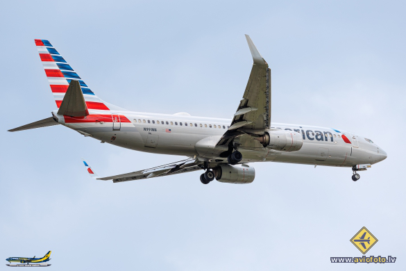 Boeing 737-823