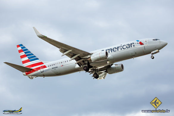 Boeing 737-823
