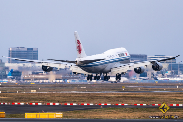 Boeing 747-89L