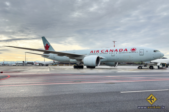 Boeing 777-233/LR