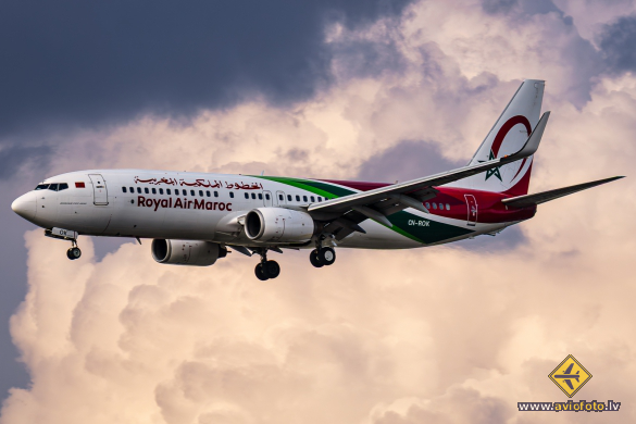 Boeing 737-8B6