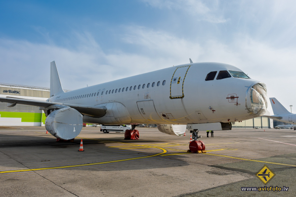 Airbus A320-214