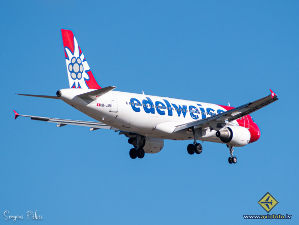 Airbus A320-214