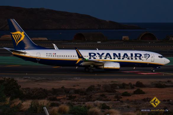 Boeing 737-8AS