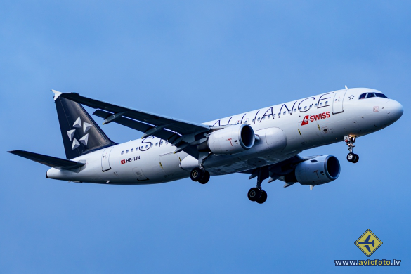 Airbus A320-214
