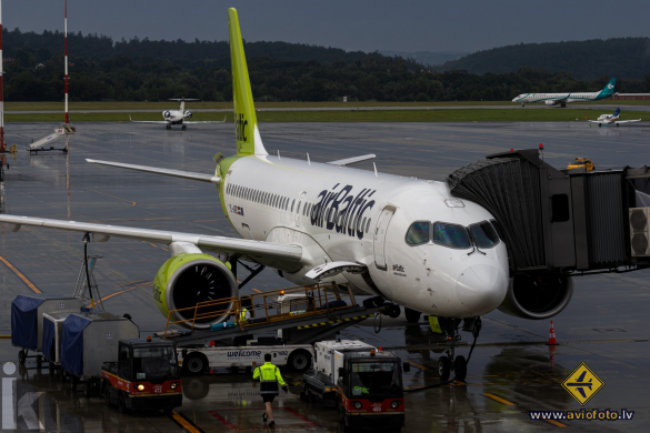 Airbus A220-300