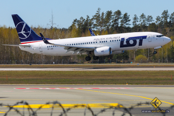 Boeing 737-89P