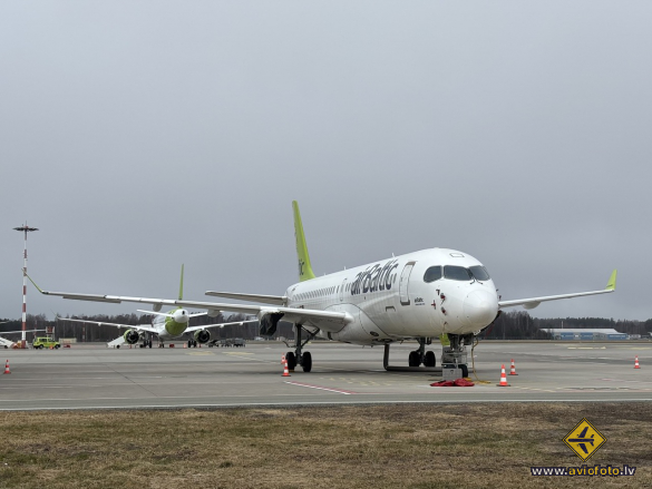 Airbus A220-300