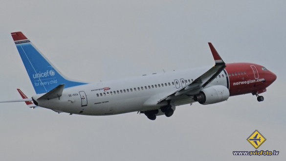 Boeing 737-84P