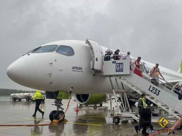 Airbus A220-300