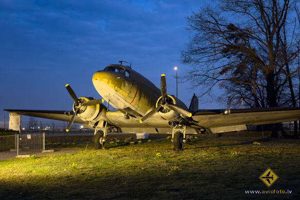 Douglas C-47D Skytrain (DC-3)